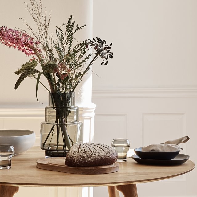 https://www.geliebtes-zuhause.de/out/mec/mecs-f735cc87b76c2553-Vase_03Bild_Text_Original_Tablet.jpg