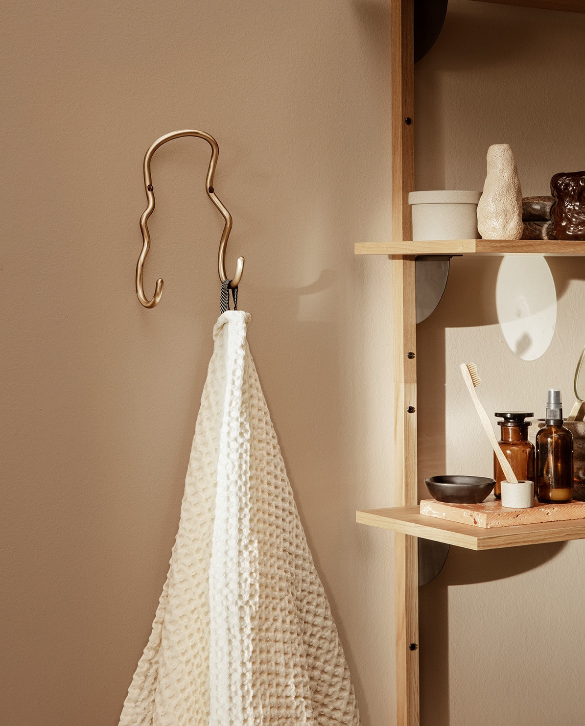 Haken Curvature doppelt brass von ferm LIVING kaufen