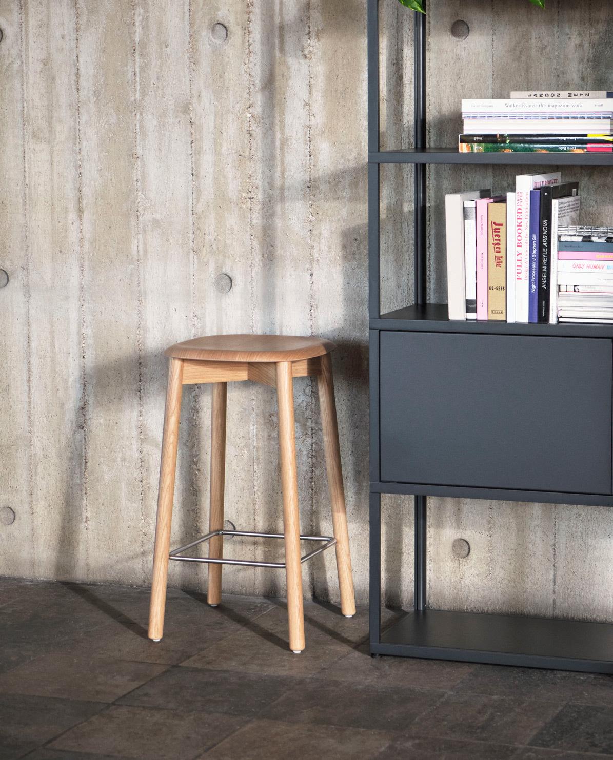Hocker Soft Edge 32 high oak water based lacquered One Size