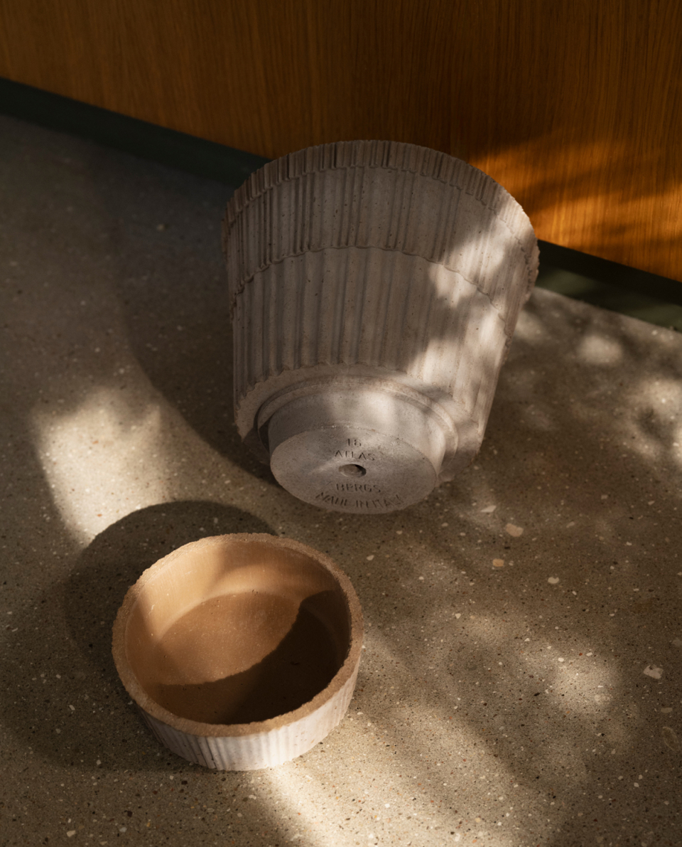 Bergs Potter Blumentopf Atlas Raw Pot inkl. Untersetzer 2