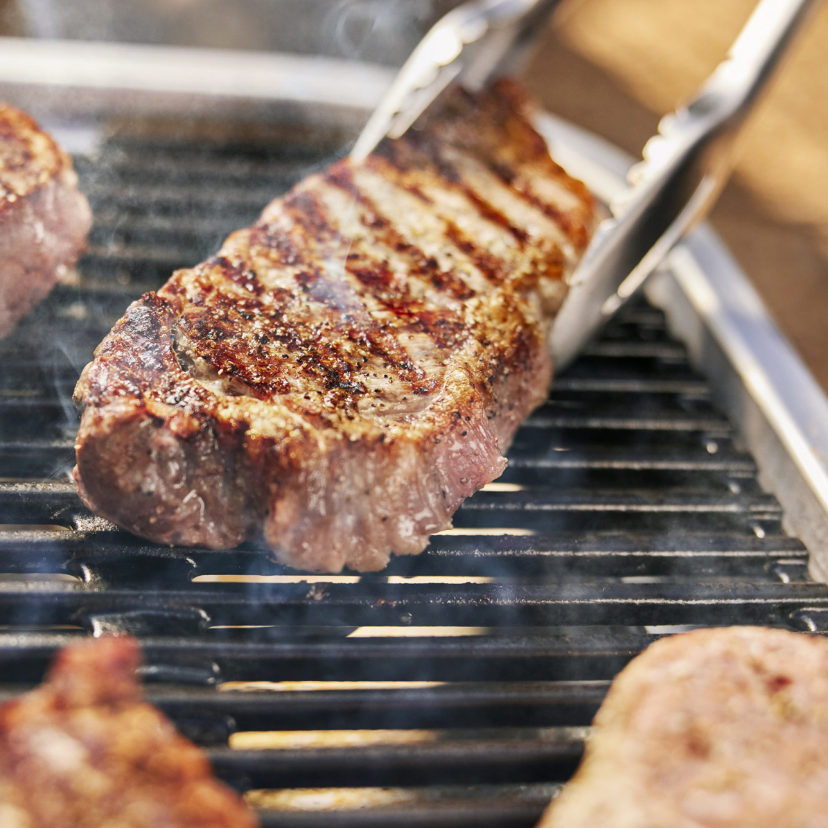 Weber Elektrogrill LUMIN mit Stand + gratis Grillplatte (2026)